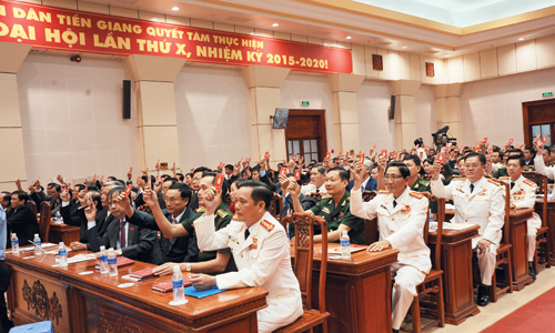 Các đại biểu bầu Ban Chấp hành Đảng bộ tỉnh nhiệm kỳ 2015 - 2020.                                  	  Ảnh: DUY SƠN