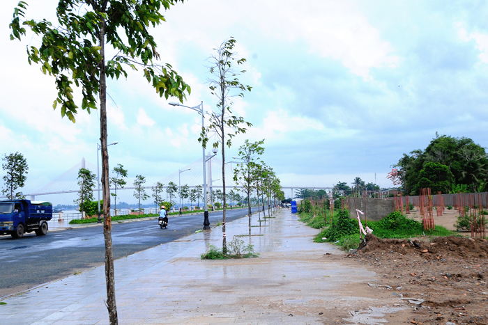 Đường dọc bờ kè sông Tiền hoàn thành làm giá đất khu vực này tăng cao.