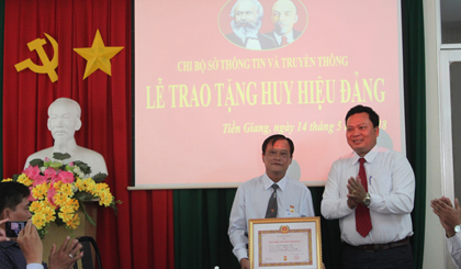 Đồng chí Võ Văn Dũng, Trưởng Ban Tuyên giáo Đảng ủy Khối các cơ quan tỉnh trao Huy hiệu 30 năm tuổi Đảng cho đồng chí Nguyễn Đức Lập