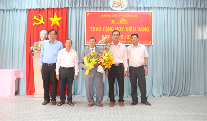 Trao tặng Huy hiệu 55 tuổi đảng cho đồng chí Trần Thanh Hải, phường 5, TP. Mỹ Tho