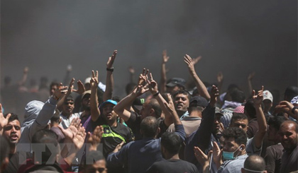 Xung đột giữa người biểu tình Palestines và binh sĩ Israel tại khu vực biên giới dải Gaza và Israel ngày 14-5. Nguồn: THX/TTXVN
