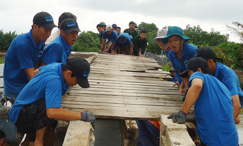 ĐV-TN tham gia sửa chữa cầu giao thông nông thôn ở huyện Tân Phú Đông trong Tháng Thanh niên năm 2018.  Ảnh: NGUYỄN PHƯƠNG 