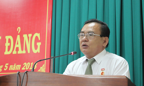 Đồng chí Võ Văn Bình xúc động phát biểu tại buổi trao Huy hiệu