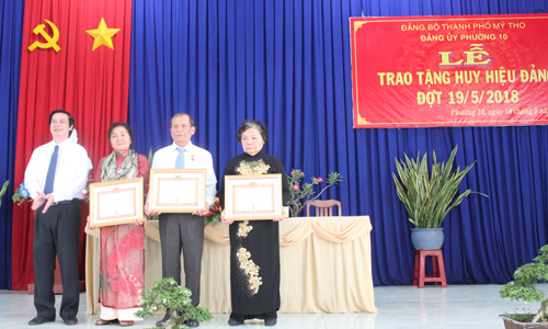 Đồng chí Nguyễn Văn Danh trao Huy hiệu Đảng cho 3 đảng viên nhận Huy hiệu 50 năm tuổi Đảng