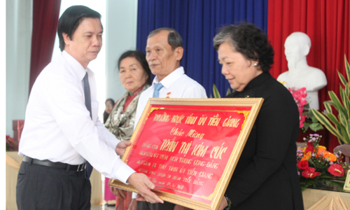 Đồng chí Nguyễn Văn Danh chúc mừng đồng chí Trần Thị Kim Cúc