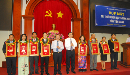UBND tỉnh vinh danh và tặng khánh vàng cho 8 tân tiến sĩ.