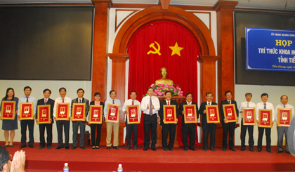 UBND tỉnh vinh danh các trí thức khoa học công nghệ.