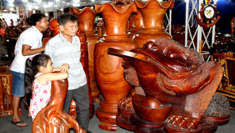 Sản phẩm cóc ngậm tiền kích thước lớn nhận được nhiều sự quan tâm của khách đến mua hàng