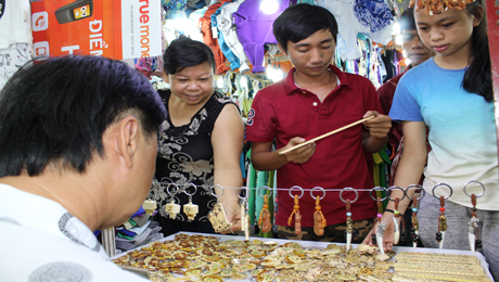 Đồ thủ công mỹ nghệ móc khoá, thước kẻ cũng nhận được nhiều sự quan tâm