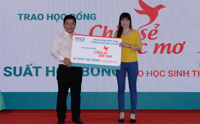 Kienlongbank tặng 50 suất học bổng.