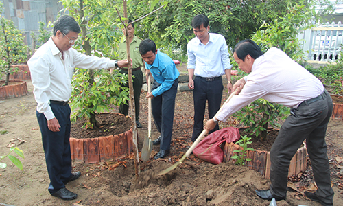 Các đồng chí lãnh đạo tỉnh tham gia trồng cây.