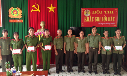 Đại diện Ban Tổ chức trao thưởng cho 2 Đội đạt Giải I và II