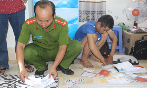 Lực lượng Công an tiến hành kiểm tra hành chính tại hiện trường.