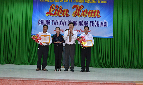 Lãnh đạo tỉnh, huyện trao giải Nhì cho các đơn vị