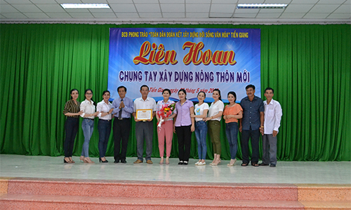 giám đốc Sở Văn hóa Thể thao và Du lịch Nguyễn Đức Đảm trao giải Nhất cho đơn vị xã Mỹ Tịnh An (Chợ Gạo)