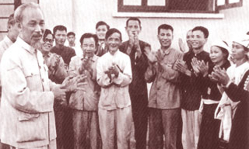 Chủ tịch Hồ Chí Minh nói chuyện với các Anh hùng và chiến sĩ thi đua nông nghiệp (ngày 27-5-1957). Ảnh: Sưu tầm