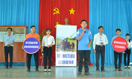 Cán bộ, công chức, viên chức xã Tân Phú tập văn nghệ tại Nhà Văn hóa xã.	Ảnh: THU HOÀI