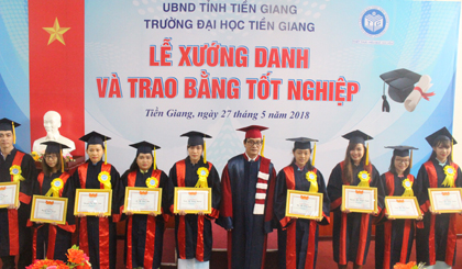 Trao giấy khen cho các sinh viên có thành tích học tập xuất sắc.