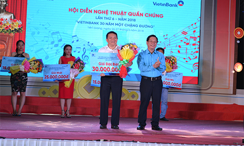 Phó chủ tịch Liên đoàn Lao động tỉnh Lê Minh Hùng trao giải đặc biệt cho Đơn vị VietinBank Vĩnh Long.
