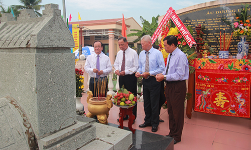 Phó Chủ tịch UBND tỉnh Trần Thanh Đức cùng đoàn đại biểu tỉnh thắp hương và viếng mộ Anh hùng dân tộc Âu Dương Lân.