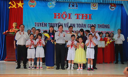 Ban tổ chức trao giải Nhất cho đội huyện Gò Công Đông