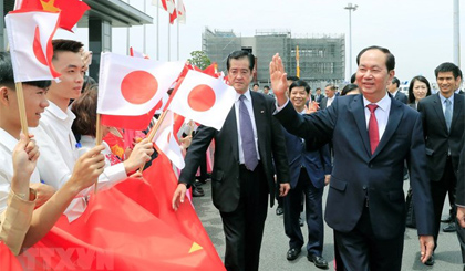 Cán bộ nhân viên Đại sứ quán Việt Nam, lưu học sinh cùng đông đảo bà con kiều bào đang học tập, sinh sống tại Nhật Bản đón Chủ tịch nước Trần Đại Quang và Phu nhân tại Sân bay Quốc tế Haneda. Ảnh: Nhan Sáng/TTXVN