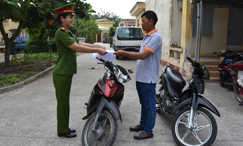 Công an huyện Chợ Gạo trao trả xe cho anh Nguyễn Hữu Phúc, ngụ ấp Đăng Nẵm, xã Đăng Hưng Phước, huyện Chợ Gạo. 		Ảnh: THANH VIỆT