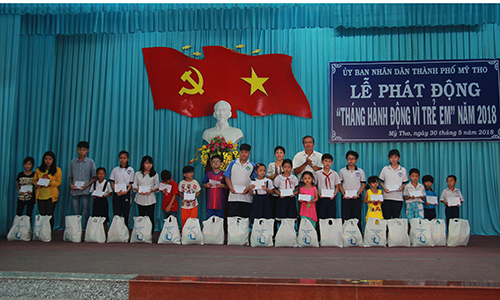 Ban tổ chức trao tặng quà cho các em học sinh có hoàn cảnh khó khăn.