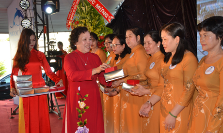 Khen thưởng công nhân có nhiều năm gắn bó vời công ty.