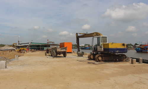 Khu neo đậu tránh trú bão cho tàu cá cửa sông Soài Rạp kết hợp bến cá Vàm Láng.