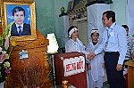 Bộ GD-ĐT viếng thầy giáo coi thi bị đột tử