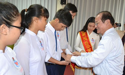 Đồng chí Trần Thanh Đức tặng học bổng cho học sinh của trường.