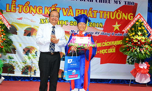 Đồng chí Trần Thanh Đức tặng giấy khen, các phần thưởng cho Em Trần Lê Mỹ Hương học sinh của trường.