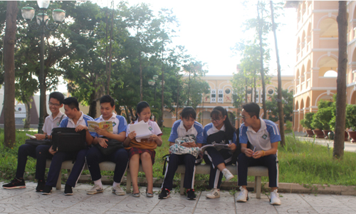 TS ôn tập trước khi vào phòng thi.