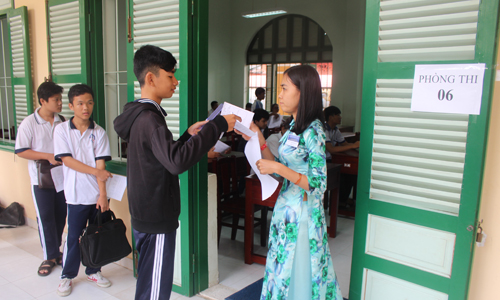 Giám thị gọi vào phòng thi.