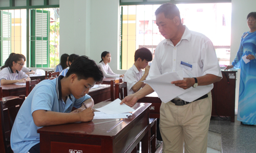 Giám thị gọi vào phòng thi.