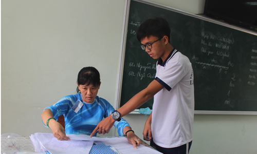 TS nộp bài thi. 