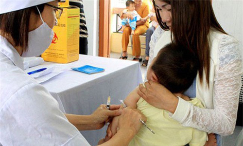Sau một tuổi, trẻ được tiêm miễn phí vắc xin phòng bạch hầu-ho gà-uốn ván; sởi-rubella và viêm não Nhật Bản. (Ảnh: H.B).