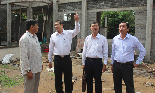 Lãnh đạo tỉnh kiểm tra tiến độ thi công các công trình ở những xã nằm trong nhóm có khả năng không lên NTM trong năm 2017.