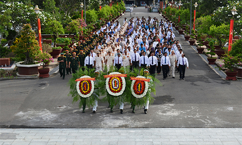 Lãnh đạo tỉnh viếng Nghĩa trang Liệt sĩ tỉnh.