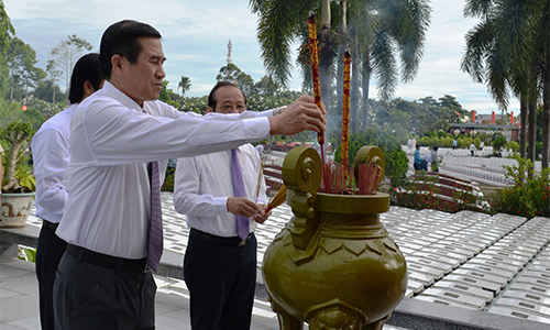 Đồng chí Lê Văn Hưởng thắp hương tại Nghĩa trang Liệt sĩ tỉnh.