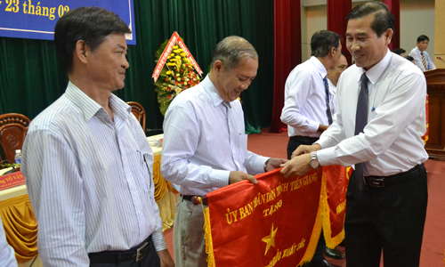 Chủ tịch UBND tỉnh Lê Văn Hưởng trao Cờ thi đua xuất sắc của UBND tỉnh cho các tập thể tại Hội nghị tổng kết phong trào thi đua yêu nước năm 2017.    Ảnh: QUẾ ANH