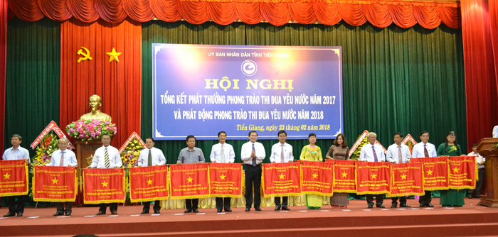 Chủ tịch UBND tỉnh Lê Văn Hưởng trao Cờ thi đua của Thủ tướng Chính phủ cho 13 tập thể tại Hội nghị tổng kết phong trào thi đua yêu nước năm 2017.