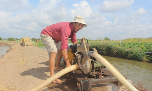 Người dân ở đoạn giữa đường kinh 1 (xã Tân Điền) mong điện được kéo tới để phục vụ sinh hoạt, sản xuất.