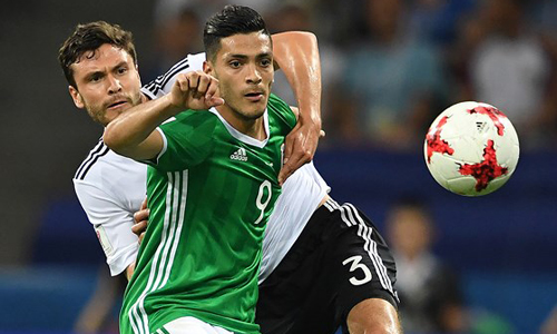 Tiền đạo Mexico Raul Jimenez (phải, Mexico) tranh bóng với hậu vệ Jonas Hector (Đức)