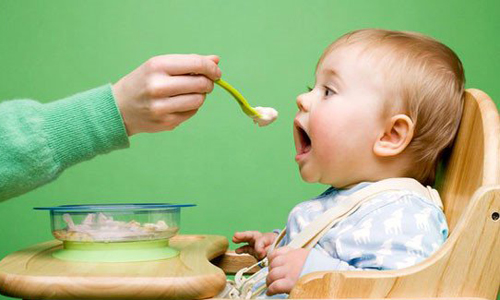 Cung cấp men vi sinh là biện pháp giúp cân bằng hệ vi sinh đường ruột, ngăn ngừa sự phát triển của vi khuẩn có hại.