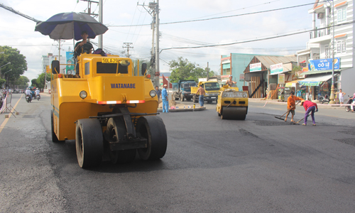 Trải nhựa tuyến đường Ấp Bắc chuẩn bị cho Hội nghị Xúc tiến đầu tư tỉnh Tiền Giang năm 2018. Ảnh: M.T