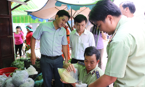 Các ngành chức năng tiến hành kiểm tra ATTP tại chợ Gò Công Đông. 