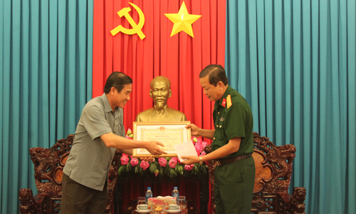 Chủ tịch UBND tỉnh khen thưởng Bộ Chỉ huy Quân sự tỉnh.
