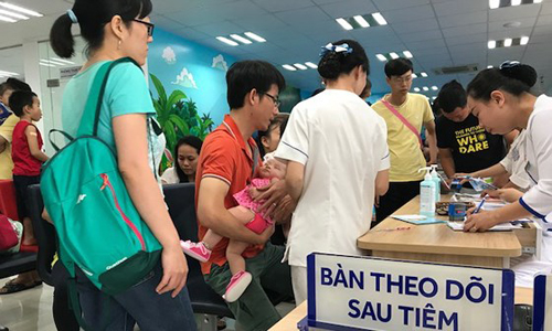 Trẻ được theo dõi sau tiêm vaccine Hexaxim thế hệ mới